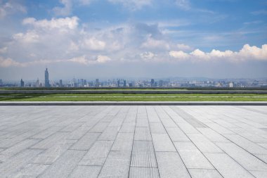 Panoramik ufuk çizgisi ve boş yolu olan modern iş binaları