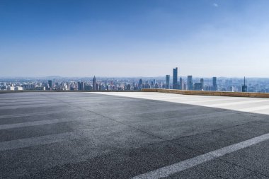 Panoramik ufuk çizgisi ve boş yolu olan modern iş binaları