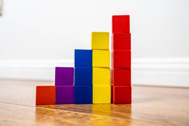 Yerdeki renkli ahşap blokların yakın plan görüntüsü