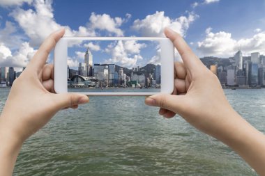 Şehir geri ile boş ekran akıllı telefon tutan işadamı el