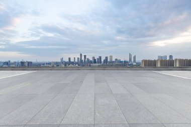 Panoramik silüet ve modern iş ofisi binaları