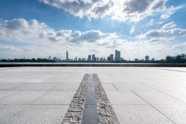 Panoramik silüet ve modern iş ofisi binaları