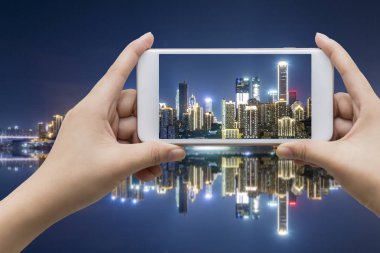 Şehir geri ile boş ekran akıllı telefon tutan işadamı el