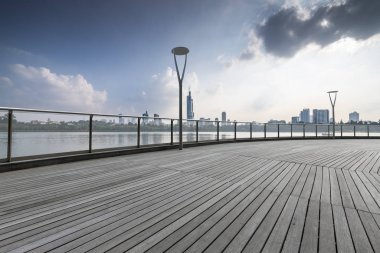 Panoramik silüet ve modern iş ofisi binaları