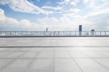 Panoramik ufuk çizgisi ve boş yolu olan modern iş binaları