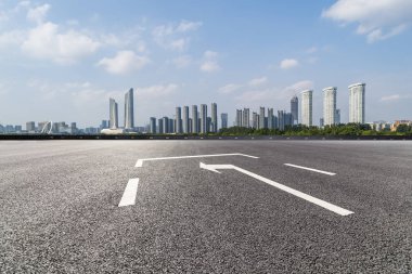 Panoramik ufuk çizgisi ve boş yolu olan modern iş binaları