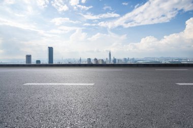 Panoramik ufuk çizgisi ve boş yolu olan modern iş binaları