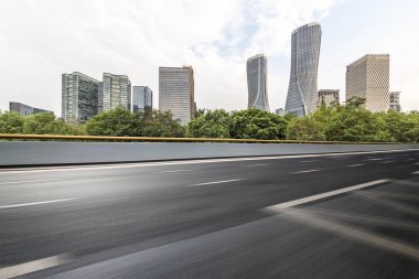 Panoramik ufuk çizgisi ve boş yolu olan modern iş binaları