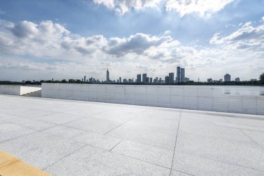 Panoramik ufuk çizgisi ve boş yolu olan modern iş binaları