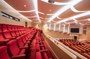 Sinema salonundaki kırmızı koltuklar.