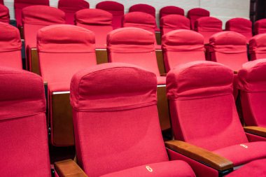 Sinema salonundaki kırmızı koltuklar.