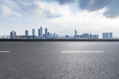 Panoramik ufuk çizgisi ve boş yolu olan modern iş binaları