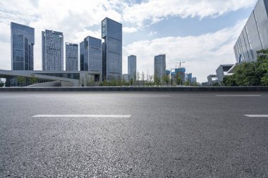 Panoramik ufuk çizgisi ve boş yolu olan modern iş binaları