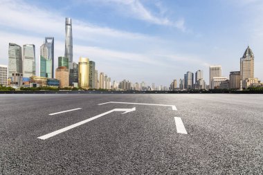 Panoramik silüet ve modern iş ofisi binaları