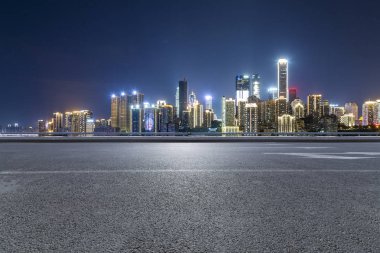 Panoramik silüet ve modern iş ofisi binaları