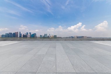 Panoramik ufuk çizgisi ve boş yolu olan modern iş binaları