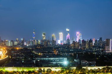 Panoramik siluet ve modern ofis binaları 