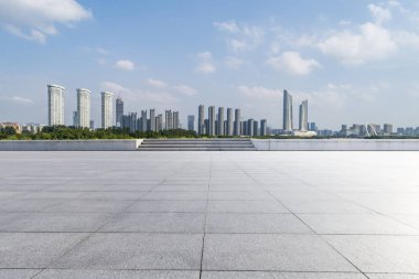Panoramik ufuk çizgisi ve boş yolu olan modern iş binaları
