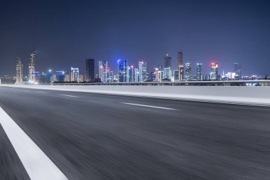 Panoramik silüet ve modern iş ofisi binaları