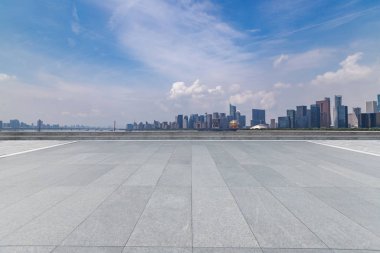 Panoramik ufuk çizgisi ve boş yolu olan modern iş binaları