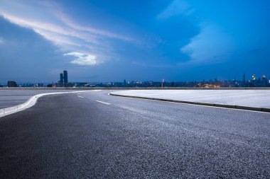 Panoramik siluet ve modern ofis binaları 