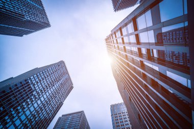 B karşı iş bölgesinde modern gökdelenlerin alttan görünüm