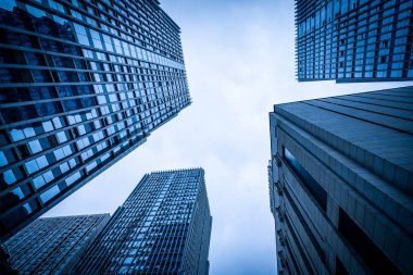 B karşı iş bölgesinde modern gökdelenlerin alttan görünüm