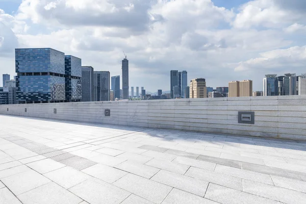 Skyline panoramique et immeubles de bureaux modernes avec vide — Photo