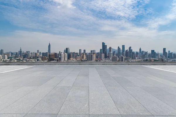 Panoramik ufuk çizgisi ve boş yolu olan modern iş binaları