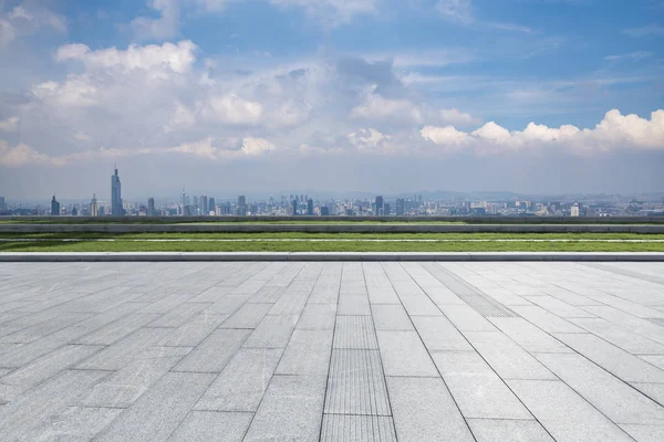 Panoramik ufuk çizgisi ve boş yolu olan modern iş binaları