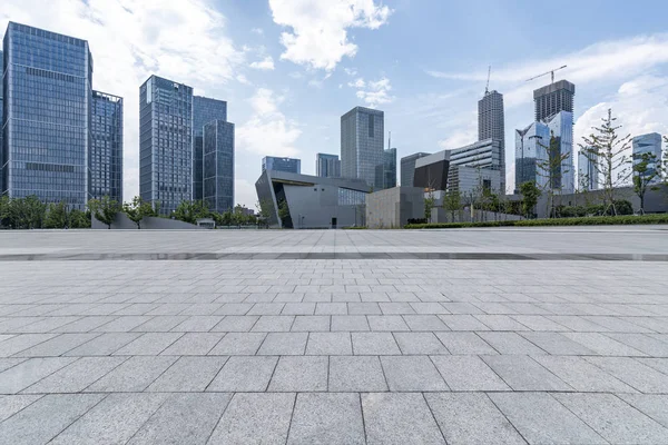 Skyline panoramico e moderni edifici per uffici con vuoto — Foto Stock