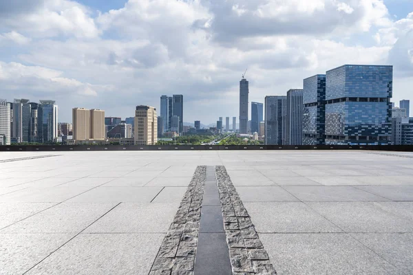 Skyline panoramique et immeubles de bureaux modernes avec vide — Photo