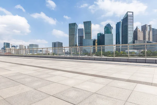 Skyline panoramico e moderni edifici per uffici con vuoto — Foto Stock