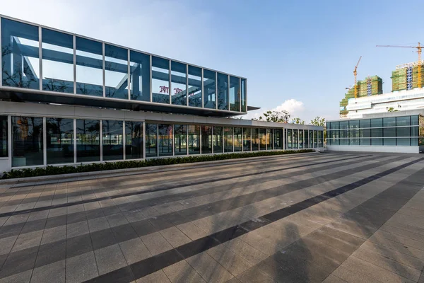 Modernes Bürogebäude außen — Stockfoto