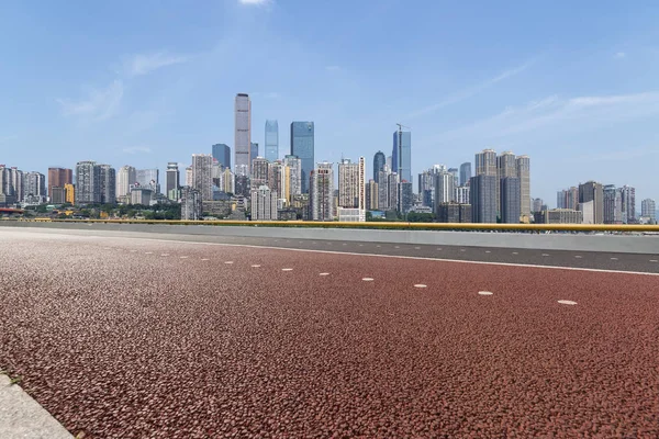 Panorama-Skyline und moderne Geschäftshäuser mit Leerstand — Stockfoto