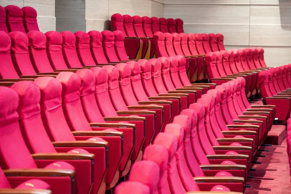 Reihen roter Sitze in einem Kinosaal — Stockfoto
