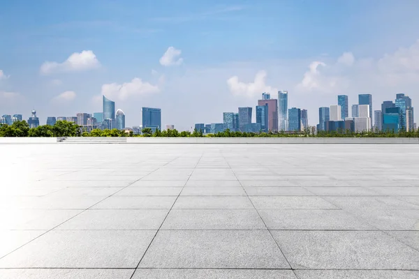 Skyline panorâmico e modernos edifícios de escritórios de negócios com empt — Fotografia de Stock