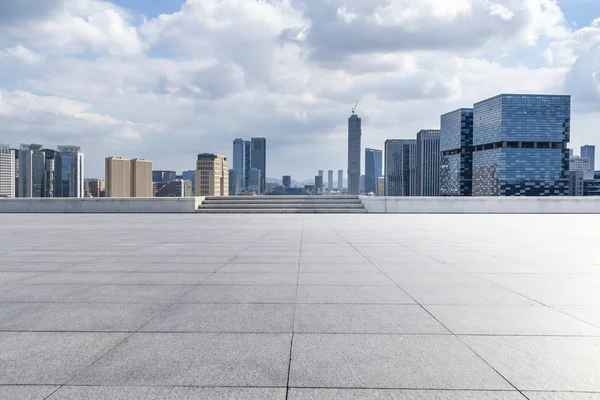 Skyline panorámico y modernos edificios de oficinas de negocios con vacío — Foto de Stock