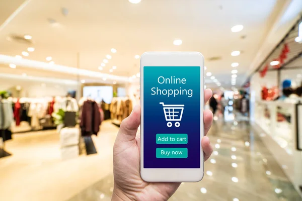 Telefone inteligente compras on-line na mão da mulher. Centro comercial em ba — Fotografia de Stock