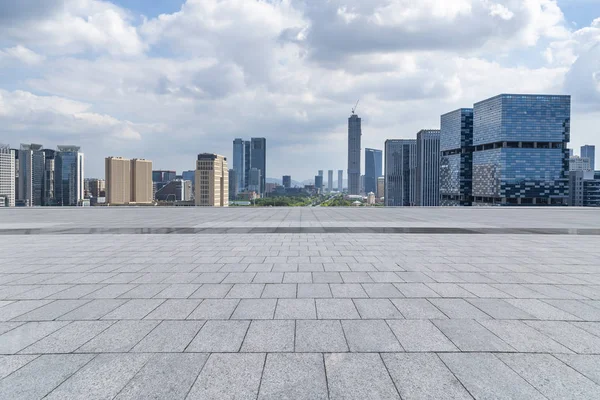 Skyline panoramique et immeubles de bureaux modernes avec vide — Photo