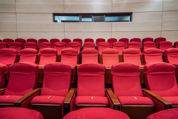 Reihen roter Sitze in einem Kinosaal — Stockfoto