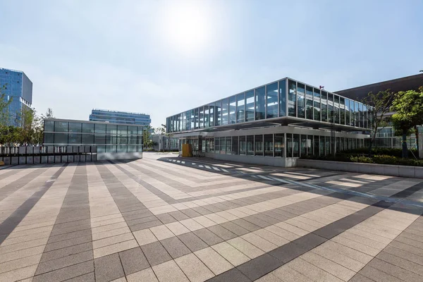 Moderno edificio de oficinas de negocios exterior — Foto de Stock
