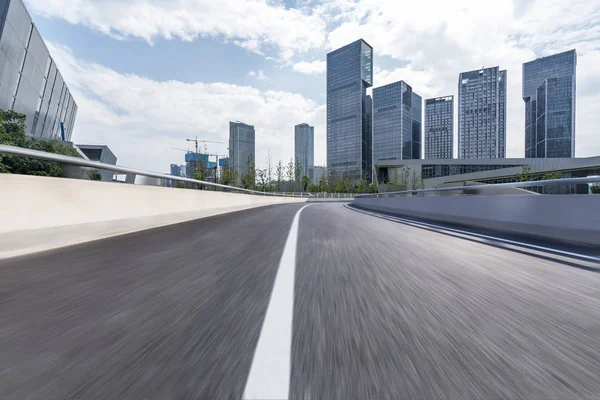 Skyline Panorâmico Modernos Edifícios Escritórios Negócios Com Estrada Vazia — Fotografia de Stock