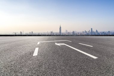 Panoramik ufuk çizgisi ve boş yolu olan modern iş binaları