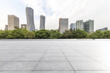 Panoramik ufuk çizgisi ve boş yolu olan modern iş binaları