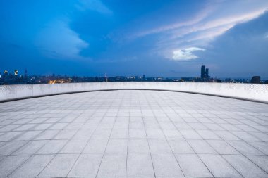 Panoramik siluet ve modern ofis binaları 