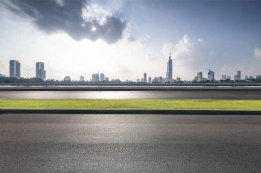 Panoramik silüet ve modern iş ofisi binaları