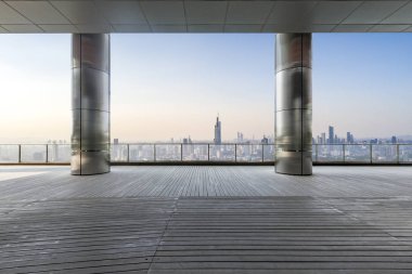 Panoramik ufuk çizgisi ve boş yolu olan modern iş binaları