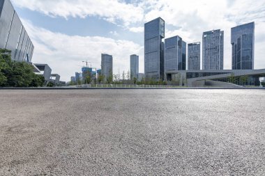 Panoramik siluet ve modern ofis binaları 