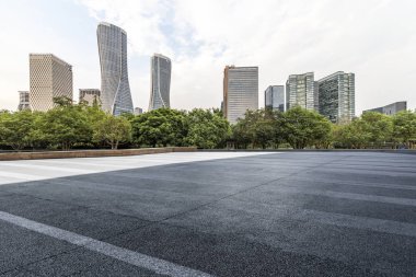 Panoramik ufuk çizgisi ve boş yolu olan modern iş binaları